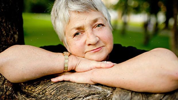 Menopause. Risikoen for hjertesykdommer til en enkelt kvinne tar hormonbehandling er svært lav. Menopause. Risikoen for hjertesykdommer til en enkelt kvinne tar hormonbehandling er svært lav.